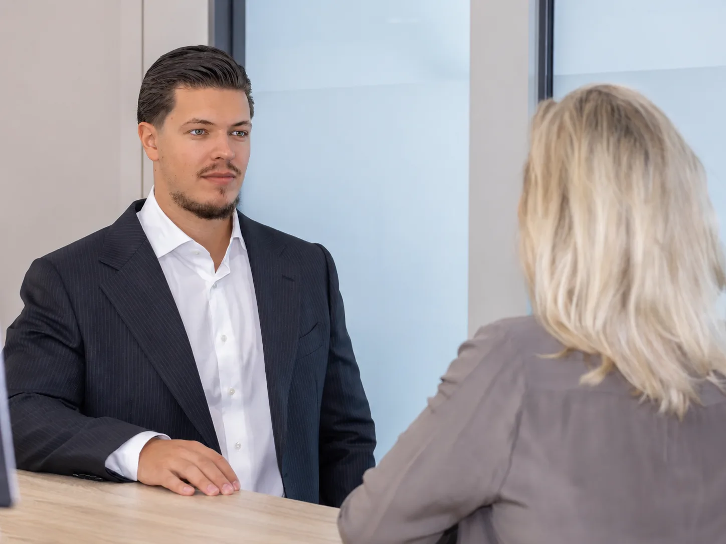 Cedrik Leibinn im Beratungsgespräch mit einer Mandantin
